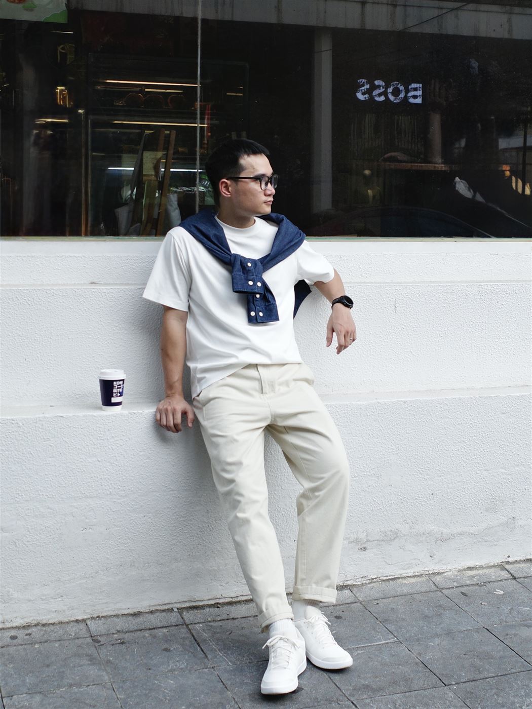 Mặc áo Believe In Yourself màu trắng phối gile denim